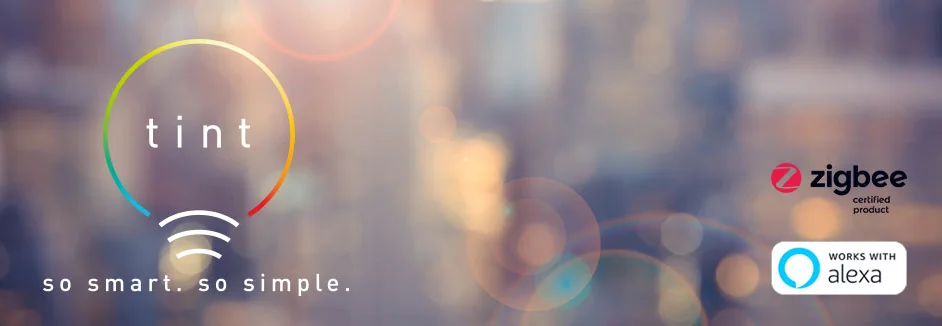 Eine Glühbirne mit einem WLAN-Zeichen, worauf steht tint, so smart, so simple. Rechts sind noch zwei Logos, nämlich zigbee, zertifiziertes Produkt, und Works with Alexa.